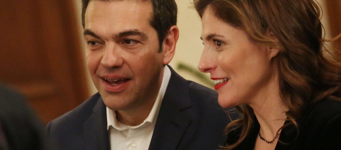 Α.Τσίπρας και Περιστέρα Μπαζιάνα σε τρυφερή στιγμή - Χεράκι-χεράκι σε εκθέσεις τέχνης στη Θεσσαλονίκη (φωτο)